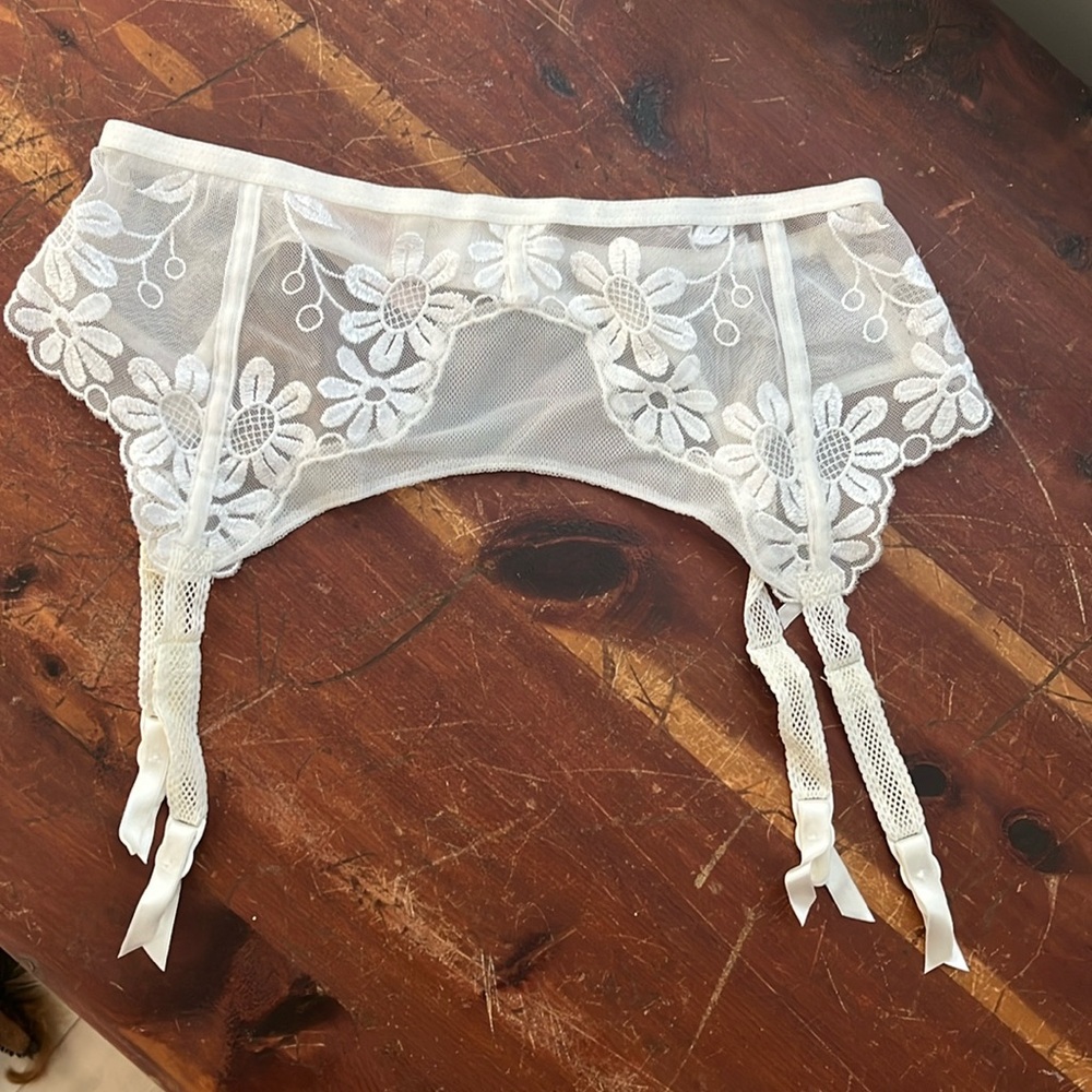 Victoria’s Secret garter